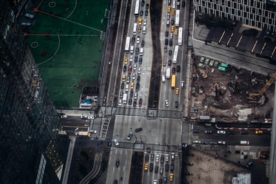 顶视图的汽车在道路上

